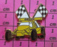 818c Pin's Pins / Beau Et Rare / SPORTS / BUGGY JAUNE ET 2 DRAPEAUX A DAMIERS GIPA - Automobile - F1