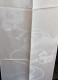 Delcampe - Écharpe En Soie Blanche Richement Décorée En Provenance De Chine (Shanghai Arts And Crafts Sales, 1991) - Hoofddoeken En Sjaals