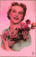 FANTAISIE - Femme - Une Femme Tenant Un Bouquet De Roses Portant Une Blouse à Pois - Colorisé - Carte Postale Ancienne - Mujeres