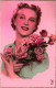 FANTAISIE - Femme - Une Femme Tenant Un Bouquet De Roses Portant Une Blouse à Pois - Colorisé - Carte Postale Ancienne - Femmes