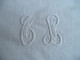 Serviettes De Table Quatre Grandes Monogramme Brodé TB Sur Fond De Lin Blanc Damassé Fleuri. - Autres & Non Classés