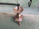 Delcampe - Ancien Petit Bougeoir Pique Cierge Haute Époque Bronze - Candelabri E Candelieri