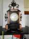 Horloge Napoléon III Sur Socle En Marbre Noir Et Rose, En TBE - Orologi Da Muro