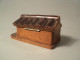Delcampe - Ancienne Boite à Timbres Chien Dans Sa Niche Yeux Sulfure XIXème - Stamp Boxes