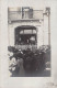 CARTE PHOTO CIRCA 1910 CEREMONIE EN INTERIEUR CRIEUR DE RUE CANNES 37 DOS DIVISE NON ECRIT - Inwijdingen