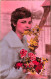 FANTAISIE - Femme - Une Femme Tenant Un Bouquet De Fleurs  - Carte Postale Ancienne - Femmes