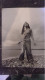 CIRCA 1968 PHOTO MODE POUR ENSEMBLE J TIKTINER  FEMME MANNEQUIN COMBINAISON  PLAGE 18 / 24 CM VINTAGE 70 - Pin-up