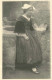 CARTE PHOTO - Une Femme En Robe Noire Assise Sur Le Bord D'un Puit - Carte Postale Ancienne - Fotografie