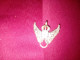 PENDENTIF METAL COULEUR ARGENT AILES COURONNE ET LETTRES ST .....A IDENTIFIER - Pendentifs