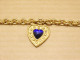 Delcampe - -BRACELET BRELOQUE COEUR YVES SAINT LAURENT Années 90 Métal Doré Résine Bleue    E - Armbanden