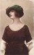 PHOTOGRAPHIE - Profil D'une Femme En Chapeau Vert Avec Une Robe Rouge - Carte Postale Ancienne - Fotografie