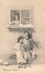 Illustrateur - Schubert - Deux Enfants Sous Une Fenêtre Font Une Blague - Heureuse Année! - Carte Postale Ancienne - Schubert