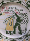 Assiette Faïence Art Nouveau Franz Anton Mehlem - Bonn " De Beste Stuurlui Staan Aan Wal " - Other & Unclassified