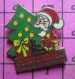 818c Pin's Pins / Beau Et Rare & TB état / NOEL / PERE NOEL SAPIN CADEAU CONFORAMA GROUPE CHARLES - Weihnachten