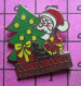 818c Pin's Pins / Beau Et Rare & TB état / NOEL / PERE NOEL SAPIN CADEAU CONFORAMA GROUPE CHARLES - Natale