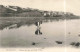 FRANCE - Le Conquet - Pécheur De Crabes Et La Ville  - Carte Postale AncienneL - Le Conquet