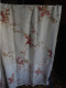 Delcampe - Vintage - Grand Rideau Voilage Fleurs Rouge Années 70 - Spitzen Und Stoffe