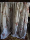 Delcampe - Vintage - Grand Rideau Voilage Fleurs Rouge Années 70 - Spitzen Und Stoffe