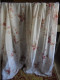 Delcampe - Vintage - Grand Rideau Voilage Fleurs Rouge Années 70 - Laces & Cloth