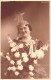 CARTE PHOTO - Une Femme Tenant Un Grand Bouquet De Fleur - Carte Postale Ancienne - Fotografie