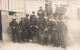 Carte-Photo Foto   Armée Suisse Militaria - Schweizer Armee - Soldats Avec Casques Devant Une Maison Soldaten Mit Helmen - Elm