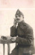 CARTE PHOTO - Un Soldat écrivant Une Lettre - Carte Postale Ancienne - Photographs