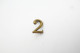 Militaria - INSIGNIA : Regiment Mark : 2 - Brass Number - Uniform - Andere & Zonder Classificatie