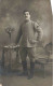 PHOTOGRAPHIE - Un Soldat à Se Tenant à Côté D'une Vase - Carte Postale Ancienne - Photographs