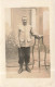 PHOTOGRAPHIE - Un Homme S'appuyant  Sur Une Table - Carte Postale Ancienne - Fotografie