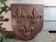 Ancien Blason Fleurs De Lys Bois Sculpté. - Hout