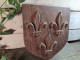 Ancien Blason Fleurs De Lys Bois Sculpté. - Hout