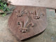 Delcampe - Ancien Blason Fleurs De Lys Bois Sculpté. - Hout