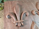 Delcampe - Ancien Blason Fleurs De Lys Bois Sculpté. - Wood