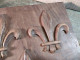 Delcampe - Ancien Blason Fleurs De Lys Bois Sculpté. - Holz