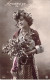 FETE - Bonne Année - Fantaisie - Femme Avec Un Bouquet Et Boule De Gui En Couronne - Carte Postale Ancienne - Nouvel An