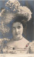 MODE - Femme Avec Un Chapeau à Plumes -  Carte Postale Ancienne - Mode