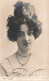MODE - Femme Avec Une Coiffe - Collier à Pierre Rouge -  Carte Postale Ancienne - Moda