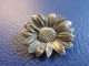 Bijoux Fantaisie / Petite Broche/ Laiton Embouti/ Fleur/ PÂQUERETTE/ à épingle / Vers 1920 -1950    BIJ186 - Orecchini