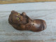 Delcampe - Ancienne Boite à Tabac Tabatière Chat Dans Une Chaussure. Yeux En Sulfure - Boites à Tabac Vides