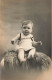 CARTE PHOTO - Un Bébé Assis Sur Un Coussin - Carte Postale Ancienne - Ritratti