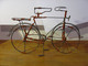 MAGNIFIQUE VELO HOMME EN FIL DE FER ET CUIVRE ARTISANAT MALAWI AFRIQUE AUSTRALE - CIRCA 1990 - BICYCLETTE HOMME - Altri & Non Classificati