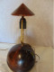 Delcampe - Lampe, Socle Boule Et Chapeau En Bois ( 43 X 20 Cm, Poids 3300 Gr ) Petit Choc - Lantaarns & Kroonluchters