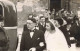 NOCES - Les Mariés Se Dirigeant Vers La Voiture - Carte Postale Ancienne - Huwelijken