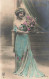 PHOTOGRAPHIE - Une Femme Tenant Un Bouquet De Rose - Colorisé - Carte Postale Ancienne - Photographie