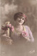 PHOTOGRAPHIE - Une Fille Tenant Une Vase - Colorisé - Carte Postale Ancienne - Photographie