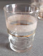 Delcampe - Lot De 10 Verres à Liqueur Vintage  Années 60/70 En Couleur Blanche Aspect  Givré Ou Granité, Et Dorures. - Bicchieri