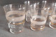 Delcampe - Lot De 10 Verres à Liqueur Vintage  Années 60/70 En Couleur Blanche Aspect  Givré Ou Granité, Et Dorures. - Vasos