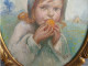 Tableau Portrait D'Enfant Mangeant Un Fruit Signé 1942 Cadre Bois Sculpté Doré. - Oelbilder