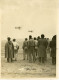 Photo Hommes De Dos Qui Observent Une Escadrille D'avions - Krieg, Militär