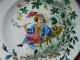 ANCIEN PLAT ROND CREUX PORCELAINE OPAQUE DE GIEN DECOR PERSONNAGE A LA PIPE - Gien (FRA)